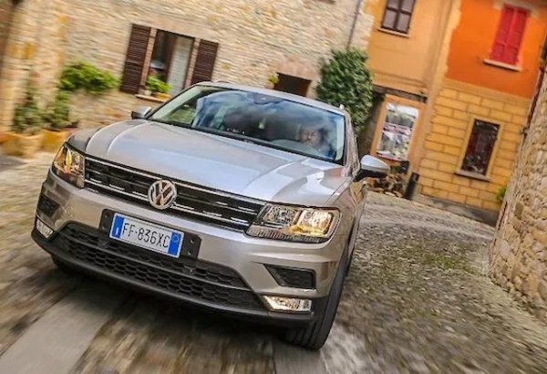 Нов спад от 7% в продажбите на Golf, но въпреки това той удържа първото място с над 90 000 коли аванс пред Renault Clio. Volkswagen Tiguan излезе трети - не само най-високото класиране за кросоувър до момента, но и най-доброто представяне на автомобил от по-висок ценови клас в ранглиста, традиционно доминирана от достъпните модели в В- и С-сегмента. 

