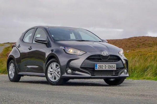 Малко хаотичните мерки срещу Covid-19 блокираха и пазари, и производства, като в крайна сметка свиха европейския пазар с почти една четвърт. Въпреки почти 31% спад на годишна база, Golf отново стана първи - за 13-а година поред. Продадените 285 000 бройки обаче са най-слабото му постижение от 70-те години. 
Renault Clio излезе на втора позиция, а трето бе Peugeot 208. За отбелязване е и шестото място на Toyota Yaris (на снимката) - скок от цели девет места спрямо 2019 година. А през първите два месеца на 2021 Yaris изпреварва Golf в Европа.
