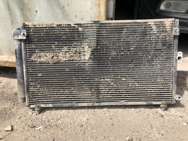 Това трябва да се прави редовно, тъй като мръсният топлообменник на климатика няма да пропуска въздух към радиатора на двигателя и така може да се стигне до прегряване. Освен това, солта силно корозира алуминиевите плочи и тръби. 

Най-добре е кондензаторът на климатика да се промива от специалист поне веднъж на две години. Той разполага с нужното оборудване, за да не налага разглобяване. Ако все пак миете радиаторите сами, тогава го правете бавно, със слабо налягане на водата, с премахване на бронята и разделяне на двата топлообменника.