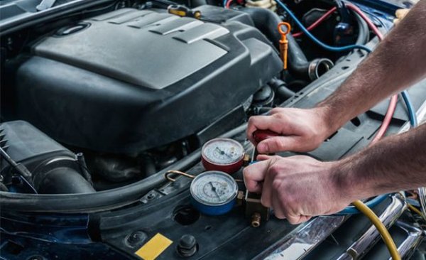 Ако се наложи зареждане на климатика, собственикът на автомобила обикновено се обръща към първия попаднал му сервиз, където просто добавят фреон. Всъщност обаче първа трябва да се провери системата за течове, да се долее масло (ако се налага) и едва след това да се добави правилния хладилен агент.