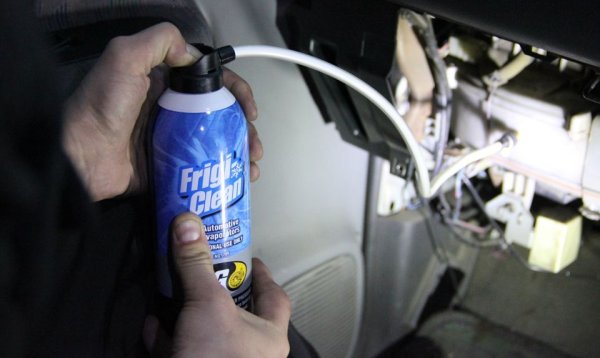 Топлината и влагата, които често се намират в каналите на системата, насърчават растежа на цели колонии от бактерии. Затова и трябва да се извърши антибактериална обработка на всички канали на отоплителната, вентилационната и климатичната система преди началото на топлия сезон. Такава услуга може да бъде извършена както в сервизи или на автомивка, така и от собственика, като се използват специални аерозолни препарати.