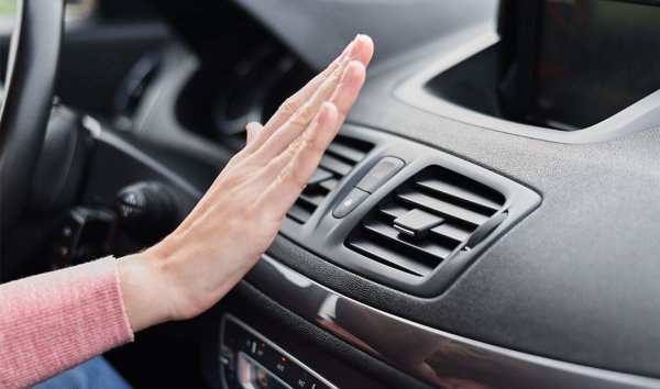 Сега, през лятото, е неудобно да се напомня за това, но когато сезонът на работа на климатика приключи, той все пак трябва да го включва периодично! Това не може да стане, когато е студено, но при размразяване или в подземен паркинг или гараж, климатикът трябва да бъде включен за няколко минути. 

Факт е, че след няколко месеца бездействие маслото на климатика се стича надолу и престава да смазва многобройните гумени подвижни и неподвижни уплътнения. Те изсъхват и постепенно излизат от строя.