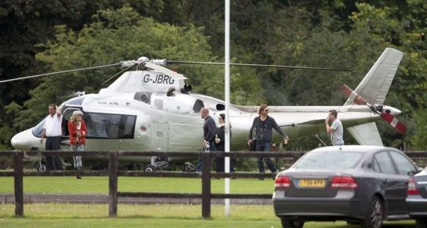 През 2012 жълтата преса разкри, че Анджелина Джоли е подарила на тогавашния си любим хеликоптер за 1.6 милиона долара. Новината бе потвърдена и от папараците. Оттогава Брад няколко пъти се е появявал на обществени мероприятия с личната си летяща машина, и веднъж я използва, за да откара приятеля си Дакс Шепард на писта, за да се състезават с мотоциклети. 
