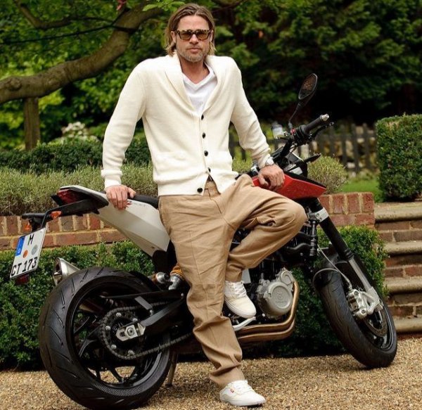 Този мотоциклет бе очакван с нетърпение от маниаците, а Пит бе от шепата знаменитости, поканени да го тестват още преди официалната премиера. Nuda 900 R е с двигател от BMW, допълнително тунингован от Husqvarna. 
