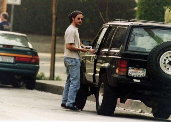 Ако Пит ви се струва подозрително младолик на тази снимка, не се чудете - тя е от 1996 година, когато актьорът тъкмо правеше първите крачки към славата. Това обяснява и сравнително скромния му избор на превозно средство. Според някои клюки Брад обичал първата си "холивудска" кола и я пазел до ден-днешен, но това не е потвърдено. 
