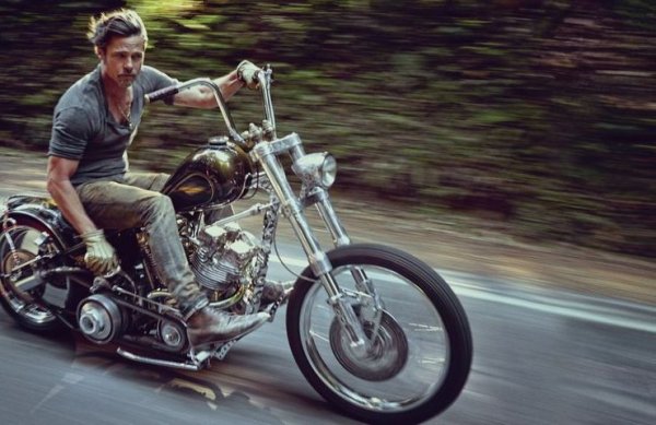 Индиън Лари е псевдоним на покойния Лорънс де Смед, един от най-нашумелите създатели на поръчкови мотоциклети в Америка. Лари, който си отиде през 2004, докато снимаше каскада за един филм по Discovery, бе бивш банков обирджия, превърнал се в механик, конструктор и даже малко философ. 
Мотоциклетите му са сглобени от доста хаотично подбрани компоненти и няма два еднакви.
