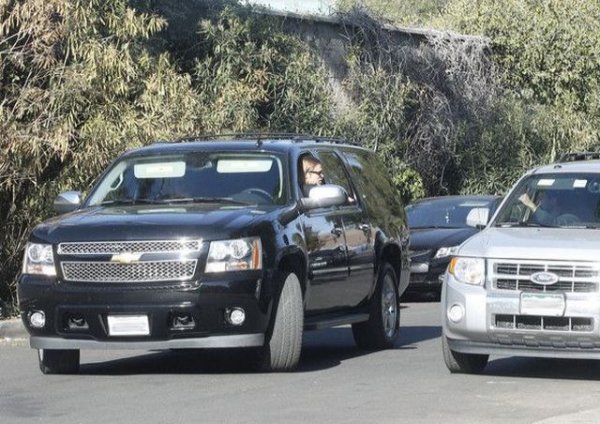 Дори една суперзвезда с богата колекция спортни автомобили се нуждае от нещо удобно и практично за всеки ден - особено когато има цели шест деца. Брад нерядко е забелязван да кара скромното Tahoe и да се отбива с него до McDonald's за сандвич и кафе. 
