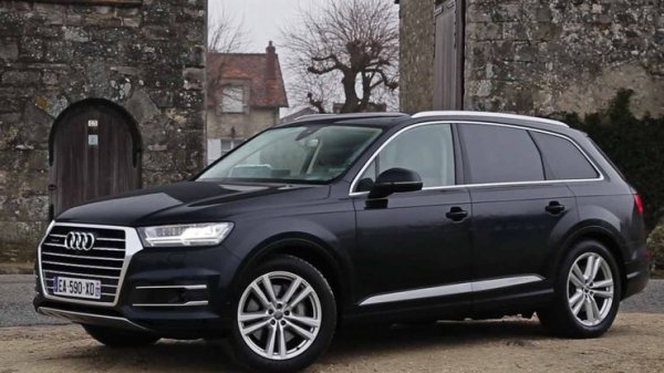 Още една отстъпка пред практичността и пред шестте деца в бившето семейство Пит-Джоли. Q7 е на същата платформа като Bentley Bentayga, Lamborghini Urus и Porsche Cayenne, но Пит е избрал най-малко биещия на очи вариант.
