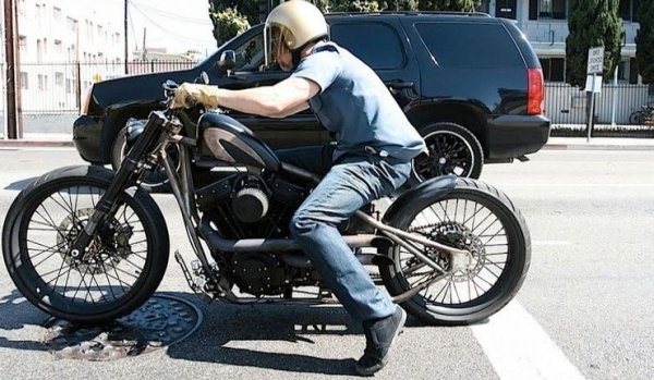 Много рядък продукт на сътрудничество между двама майстори-единаци - Джеси Руук и Джеси Джеймс. Очевидно тази грубовата, мъжка машина е от любимите на Пит, защото той често е засичан с нея из Лос Анджелис. 
