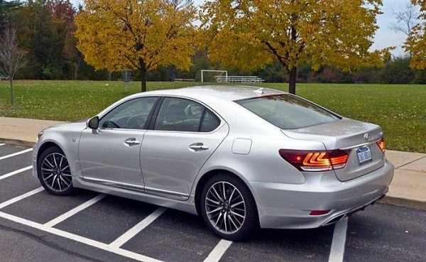 Дискретен, непривличащ излишно внимание седан, който Пит е предпочел пред германските предложения в същия сегмент.
