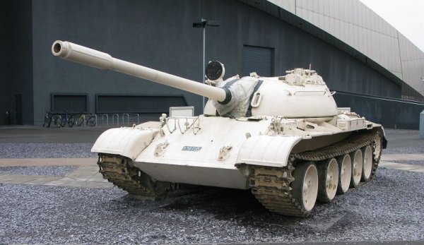 Легендарният съветски танк, роден още през 40-те години, хвана окото на Брад Пит по време на снимките на World War Z в Будапеща, Унгария. Актьорът всъщност толкова се заинтригувал от машината, че я откупил и уредил да му я доставят в Калифорния. Така и не стана ясно колко е платил за нея. 
