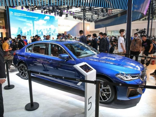 Модификация с дълга база на BMW 5-Series, чието междуосие е увеличено до 3105 мм, което е повече от стандартната 7-ма серия. Моделът, създаден от съвместното предприятие Brilliance-BMW, ​​също така е по-дълго от броня до броня от обикновената "седмица" (5106 мм). В Пекин бе показан варианта 530Li в оборудване M Sport, задвижван от 2.0-литров турбо бензинов двигател с мощност 248 коня, който работи в тандем с 8-степенна автоматична скоростна кутия.