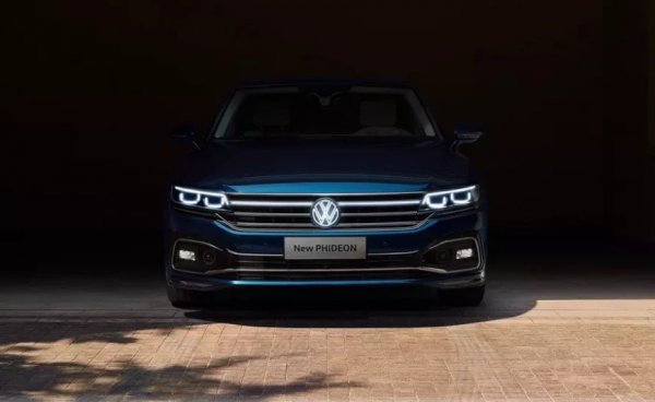 Германската компания Volkswagen показа актуализираната версия на  флагманския си седан Phideon, който се продава на китайския пазар. За първи път моделът бе пуснат през 2016 г., но още не е достатъчно популярен. През 2019 г. бяха продадени само 14 000 бройки, което е доста малко за китайския пазар. Седанът се предлага с 2,0-литров турбо двигател, който развива мощност от 224 коня, работи с роботизирана DSG скоростна кутия, а задвижването е на предните колела.