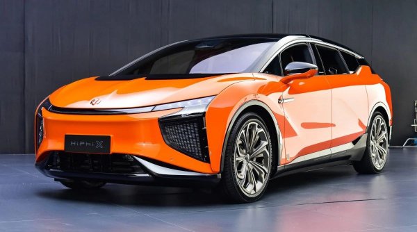 Китайският стартъп Human Horizons показа производствената версия на първия си автомобил. Като прототип той се наричаше HiPhi 1, а сега се превърна в електрическия кросоувър HiPhi X. Дължината на аеродинамичното тяло е 5200 м, а вратите - 7. Предните се отварят традиционно, задните - срещу посоката на движение, а допълнителните над тях - нагоре. За достъп до салона се използва лицево разпознаване. Моделът има 2 електромотора, всеки от които развива 299 к.с., което е достатъчно за ускорение до 100 км/ч за 3,9 сек. Батерията с капацитет от 97 кВтч осигурява на автомобил със задвижване на четирите колела до 630 км пробег (по стандарта NEDC).