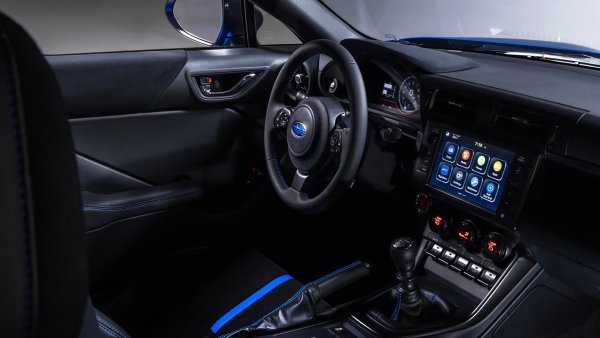 BRZ tS на Subaru, който споделя платформата и задвижването си с Toyota GR86, се задвижва от четирицилиндров боксер двигател с мощност 228 к.с. Той се предлага с шестстепенна ръчна скоростна кутия, спортно окачване, настроено от известното подразделение STI на Subaru, и заден диференциал с ограничено приплъзване Torsen. Също така има спирачки Brembo и 18-цолови джанти с гуми Michelin Pilot Sport 4.

Да, има система за контрол на сцеплението и стабилността, но водачът може да изключи системата и тогава tS може да се размърда. Накратко, предлага истинско и изключително изживяване при шофиране.