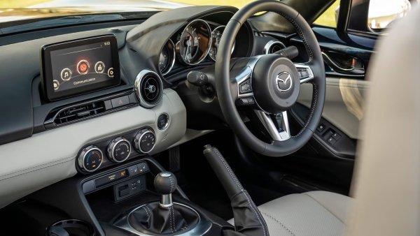 Кристиан фон Кьонигсег, създателят на някои от най-бързите автомобили в света, е казал, че ако му е останал само един резервоар бензин за всяко превозно средство на планетата, ще си вземе Mazda Miata. В сегашния си вид може да има само 181 к.с., благодарение на атмосферен 2.0-литров четирицилиндров двигател, но това е сборът от всички части, които правят автомобила толкова легендарен автомобил за шофьори.

Това е балансът, брилянтната обратна връзка от волана и начинът, по който лостът за ръчна скоростна кутия с късо превключване щраква на следващата предавка, почти инстинктивно. Начинът, по който Mazda се задържа в завой, е опияняващ. За парите си, Miata все още е един от най-добрите спортни автомобили на пазара.