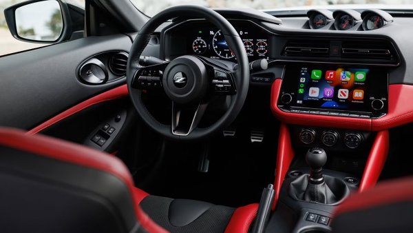 Nissan Z от седмо поколение се придържа към оригиналната рецепта на Datsun 240Z със задно задвижване и страхотно управление. Най-новата версия се задвижва от 3,0-литров V6 двигател с два турбокомпресора, осигуряващ 400 к.с. Шестстепенна ръчна скоростна кутия изпраща мощността към задните колела чрез карданен вал от въглеродни влакна, а в играта има и система за съединител с висока производителност и система за регулиране на оборотите. Също така има независимо окачване на всички четири вала и висококачествена спирачна система Akebono.

Nissan Z може да ускори от 0 до 100 км/ч за по-малко от пет секунди. Това е достатъчно бързо. Но когато деактивирате контрола на сцеплението и стабилността, Z оживява на пуст планински проход или писта. Звукът, управлението, усещането при волана и превключването на предавките са доста изключителни и може би е един от най-недооценените автомобили в този списък.