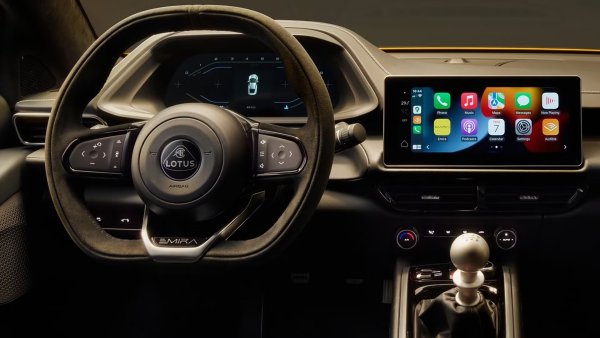 Lotus Emira V6 SE тежи само 1470 кг. Основателят на марката Колин Чапман е известен с думите си, че за да се ускори една кола, е необходимо да се добави лекота. Emira не е изключение от правилото. Но тя също така разполага с 3,5-литров V6 двигател с компресор от Toyota с мощност 400 к.с. И шестстепенна ръчна скоростна кутия, която изпраща мощността към задните колела чрез диференциал с ограничено приплъзване.

Не става въпрос само за шума и скоростта, но и за усещането. Превъзходен е и в завоите. Окачването има две настройки- Tour е за употреба на улицата, а режим Sport втвърдява окачването и е пригодена за употреба на пистата. Хидравличното сервоуправление осигурява отлична обратна връзка. 