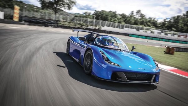 Двигател &ndash; 2,3-литров, редови 4-цилиндров с турбокомпресор

Мощност - 395 к.с.

Въртящ момент - 500 Нм

Ускорение от 0 до 100 км/ч &ndash; 3,2 секунди