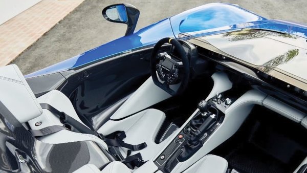 Dallara е известен италиански производител на състезателни автомобили с история в почти всички водещи пистови състезания. Работата на компанията включва автомобили, участващи в IndyCar, Формула 3, Формула 1, Световния шампионат по издръжливост и много други. Компанията е участвала и в разработването на шосейни спортни автомобили като X-Bow на KTM. Така че, когато Dallara решава да построи свой собствен уличен автомобил, ентусиастите на спортните автомобили се радват. 

Dallara Stradale е била предопределена да бъде страхотна. Колата тежи само 825 кг, почти половината от теглото на вече лекия Lotus Emira, като разполага с 2,3-литров четирицилиндров двигател с турбокомпресор Ford, развиващ 395 к.с., задно задвижване и шестстепенна ръчна скоростна кутия (или автоматична), всичко това е поместено в шаси, което всъщност е просто състезателен автомобил с някои разрешени за движение по пътищата детайли като светлини, мигачи и т.н.