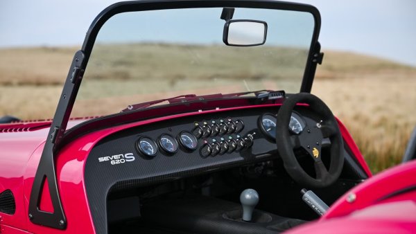 Рецептата за нашата най-добра аналогова машина за шофиране е проста: тегло от 545 килограма, двигател с компресор и 310 к.с., задно задвижване, шестстепенна секвенциална скоростна кутия, регулируеми състезателни амортисьори, вентилирани дискове и състезателни гуми. О, и няма електронни асистенти за шофиране, което означава липса на контрол на сцеплението, контрол на стабилността, антиблокираща система или дори въздушни възглавници.

Caterham 620R е най-бързият пътен модел, създаван досега от компанията. Всичко е свързано с изживяването зад волана, последователните смени на предавките, звуковите ефекти от силно модифицирания двигател, въртящ се до почти 8000 оборота в минута, и отличното управление и спиране. Няма покрив, така че носете каска, особено ако се стремите към максимална скорост от 240 км/ч.