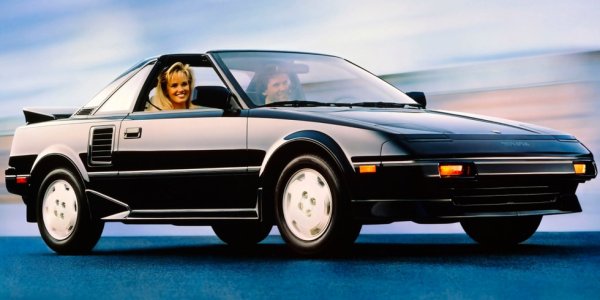 Тясна, ниска, неудобна, но и неустоимо забавна за каране, оригиналната MR2 е вече на три десетилетия. Първото поколение е малко по-колебливо в завоите от наследника си, но все още може да ви вдигне адреналина, а цените не са стигнали до небесата. Немалко подобни бройки бяха внесени и в България, така че не е проблем да намерите своята на пазара втора ръка. Виж, за състоянието не гарантираме. 
