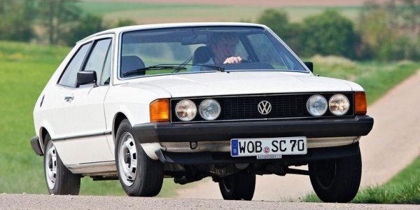 През 70-те Volkswagen, който преди това в продължение на десетилетия произвеждаше разработената още в епохата на Хитлер "костенурка" и производните й, реши най-после рязко да промени гамата, привлече Джорджето Джуджаро като консултант и така се родиха две емблематични коли - Golf, наследил Beetle, и Scirocco, който пък замести Karmann Ghia. Елегантните очертания и подписът на Джуджаро правят Scirocco сигурна класика. 
