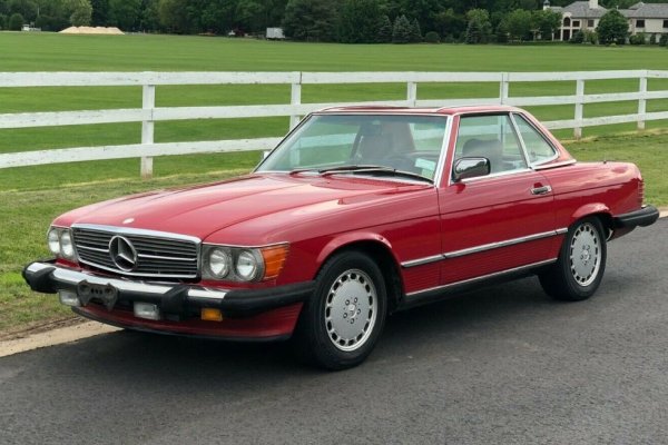 Ако не броим първата G-класа, това е най-дълго произвежданият модел на Mercedes в историята. Генерацията R107 остана на конвейра цели 18 години, а и собствениците като цяло пазят подобни автомобили, така че днес на пазара има достатъчно предлагане. Цените все още са разумни (като за класически Mercedes), но търсенето вече започва да расте. 
