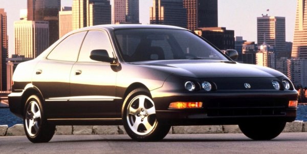 Integra се появи през 80-те като по-луксозен и спортен вариант на Civic, и днес вече се радва на култов статут. За жалост това означава, че най-мощният Type R отдавна вече не е по джоба на повечето хора. Но Integra GSR също е добра покупка: с чудесния звук на VTEC двигателя, съвършеното управление на стара Honda и отлични ръчни скорости. В САЩ този модел се продава като Acura Integra. 
