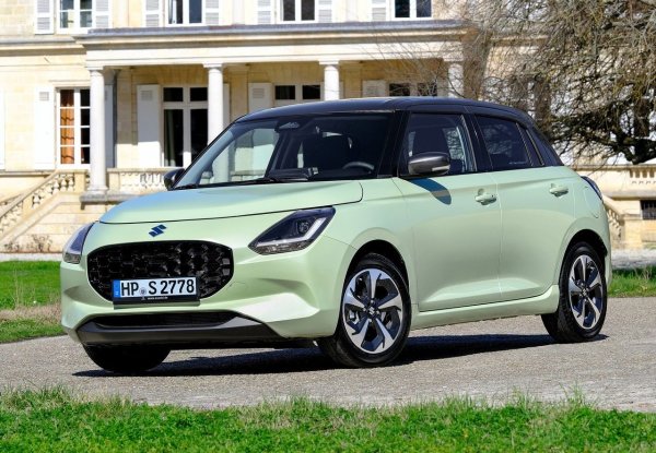 Suzuki Swift е на последно място в този Топ 10, като залага една проста технология за електрификация: неговият 1,2-литров мек хибриден двигател с 83 к.с. не може да разчита на електромотор като автономен източник на енергия, но въпреки това постига 4.5 л/100 км в града, което го прави единственият непълнохибриден автомобил в този списък.