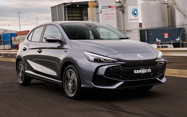 MG 3 се нарежда на десето място със същия разход 4.5 л/100 км, което е впечатляваща цифра, като се има предвид, че системната мощност от 194 к.с. е сред най-високите в този списък. Дори без светкавично бърза автоматична трансмисия, градското шофиране на китайския пълен хибрид е плавно и отзивчиво.