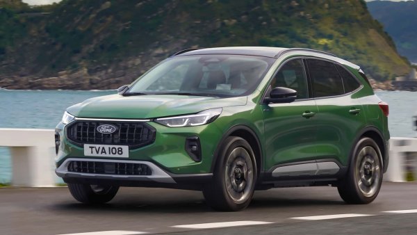 Ford Kuga, със своя 2.5-литров пълен хибрид със 180 к.с., се класира на девето място. Това се дължи на хибридната технология на компанията, при която двигателят с цикъл на Аткинсън и системата за рекуперация на кинетичната енергия осигуряват разход на гориво от 4.3 л/100 км в трафика.