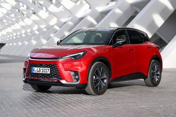 Изграден със същите механични елементи като Yaris Cross, Lexus LBX се представя много добре и в града, като успява да измине 100 км с по-малко от 4,2 литра, благодарение на 1.5-литровия хибрид, който в случая 136 к.с. Това, което го прави по-слаб в сравнение с по-популярния му братовчед, в този случай, е допълнителното тегло на задвижването на всички колела.