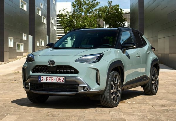 Toyota Yaris Cross комбинира своя 1.5-литров пълен хибрид със 131 к.с. с предно задвижване - избор, който е от полза за ефективността в градска среда. В сравнение със стандартния Yaris, по-голямото тегло на B-SUV е забележимо, но 4,1 л/100 км, постигнати в града, остават много респектиращ резултат за автомобил в тази категория.