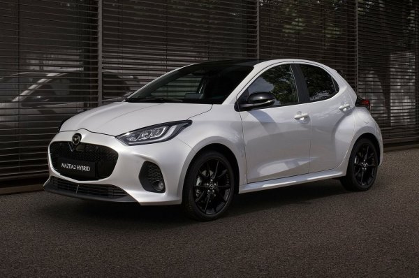 Както в смесения цикъл, Mazda 2 Hybrid постига същия резултат като Yaris в градския цикъл, въпреки че при градския автомобил на компанията от Хирошима  хибридният 1.5 двигател развива 116 к.с. Въпреки че има различни лога по каросерията, ефективността в трафика е същата.