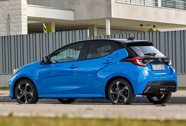 Още една Toyota, но със значително по-компактни размери. Yaris в най-мощната версия на своя 1.5 пълен хибрид развива 131 к.с., като при нея разходът на гориво е същият като на технически идентичната Mazda 2 Hybrid 1.5 VVT-iE.