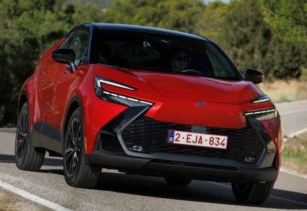 Изненадващо е да се намери компактен кросоувър с задвижване на всички колела в тази позиция: Toyota C-HR с 2.0 full hybrid с мощност 197 к.с. доказва, че по-големите размери и задвижването на четирите колела не са непременно враг на ефективността. В града, където електрическият мотор работи по-усилено, хибридната система успява да компенсира допълнителното тегло, предлагайки нисък разход.