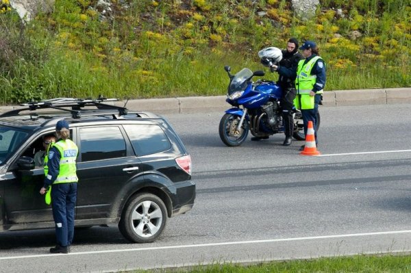 Акция на полицията в Естония за пияни шофьори. Наричат я "Всички духат".