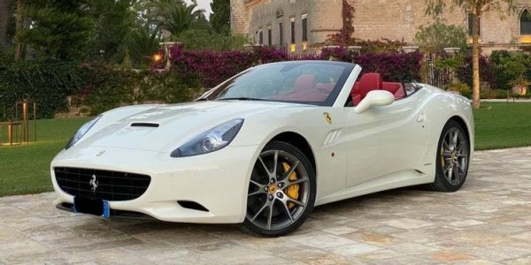 Когато си появи на пазара през 2009 година, Ferrari California вдигна много шум заради нестандартния си дизайн. Тази кола беше много различна в сравнение с останалите модели, идващи от Маранело. Италианският производител беше принуден да направи промени във външния вид, след като колата беше кръстена &bdquo;Ferrari за момичета&ldquo;.

Представянето на автомобила на пътя също не беше на ниво и това накара дори най-големите и много богати фенове на марката да пропуснат California. И в крайна сметка Ferrari спря производството на модела, за да се съсредоточи върху по-впечатляващи превозни средства.