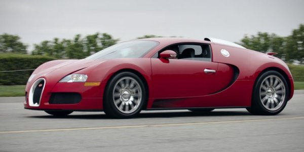 За Veyron е изписано много, като мнозина са на мнение, че това е автомобилът-мечта, но това е само на теория. Да, шофирането с над 400 км/ч е нещо, за което дори Люис Хамилтън може да мечтае, но в действителността притежаването на тази кола е непрактично и това е причината мнозина да не я искат.

Първо, Veyron тежи 1840 кг, което си е доста. И второ - той струва повече от милион долара, като всяка гума, която собственикът ще скъса е поне 25 000 долара. Прибавете и 30 000 долара за смяна на масло, за да разберете, защо този механизиран слон е пренебрегван от мнозина.