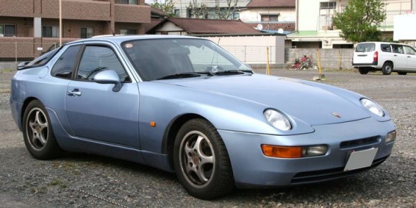 Porsche 968 беше спортен автомобил, който пострада не заради липсата на производителност, а по-скоро заради външния си вид. Моделът има всичко, което една кола от този клас може да предложи - страхотен двигатели и отлично поведение.

Те обаче бяха комбинирани остарял и скучен дизайн. Неслучайно, медиите в Германия определиха 868 като извънбрачното дете на моделите 944 и 928, които са проектирани още през 70-те години. Това явно накара Porsche да промени възгледите си за дизайна.