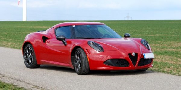 Всъщност, това не е съвсем лоша кола и тя се представи доста добре при излизането си на пазара. Италианският производител беше много въодушевен от старта, че след купето пусна и версия Spider, която също беше приета с възторг от медиите и клиентите.

Това обаче е факт само през първата година, след което продажбите на 4C рязко се сринаха. А причината беше, че този модел просто отстъпваше на конкурентите си, които предложиха по-добри автомобили.