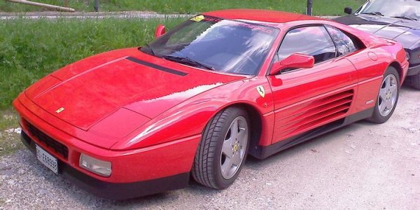 Това е безспорно най лошото Ferrari, правено някога. Още при премиерата си то изглежда остаряло, а интериорът му беше определен като ергономично бедствие. Оказа се, че и представянето му на пътя е далеч от това, което се очаква от едно Ferrari.

В крайна сметка, в Маранело скоро осъзнаха грешката си, като спряха навреме производството и продажбите на този модел. Дизайнерите и инженерите на Ferrari се върнаха на чертожната дъска и създадоха брилянтното F355.