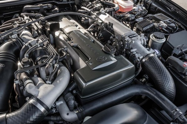 Този 3,0-литров редови шестцилиндров двигател с два турбокомпресора и чугунен цилиндров блок се счита за един от най-големите японски агрегати, въпреки че основните му характеристики трудно могат да се считат за супер изключителни - максимум 324 к.с. за спортно купе Toyota Supra в американска и европейска спецификация. Силната му страна е здравина, надеждност и невероятен потенциал за подобрения. С един голям турбокомпресор и други подобрения, този мотор произвежда хиляда или повече конски сили.
