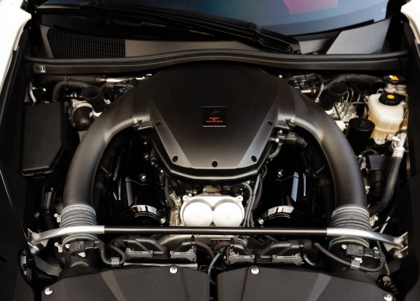 Моторът 2JZ-GTE е страхотен, но когато става въпрос за стандартен агрегат без настройка, той не може да се сравни с фантастичния 4,8-литров V10. Проектирано от Toyota заедно с Yamaha специално за супколата Lexus LFA, чудовището може да се счита за едно от най-високотехнологичните и емоционални сред японците. Инженерите предпочитат усилването и "усукването" пред компресора. Пиковите 560 к.с. се предлагат при 8700 об/мин, а 480 Нм - при 6800 об/мин. Нисан VR38DETT
