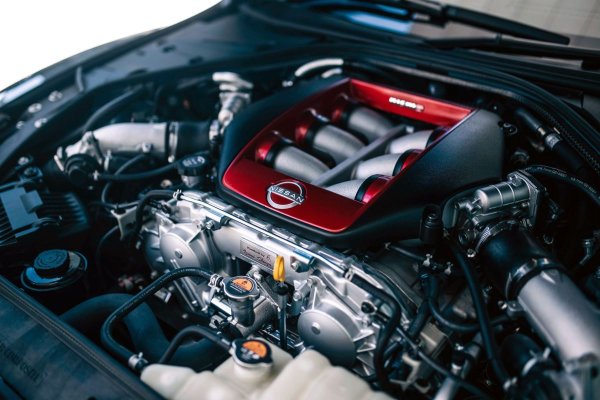 Суперколата Nissan GT-R (R35) може да бъде идентифицирана със затворени очи - по характерния звук на изключителния V-образен 3,8-литрова "шестак" с два турбокомпресора. Той е в експлоатация от 2007 и е обичан от тунинг експертите заради големите си възможности. Дори без външна намеса, представянето му е забележително, като мощността в най-екстремната фабрична версия достига 710 к.с.!
