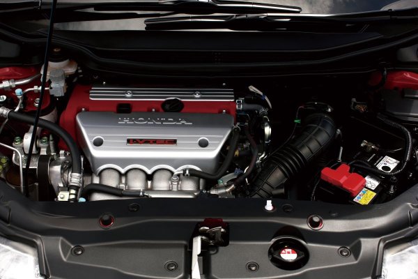 Докато японската компания изграждаше двигатели с компресор, инженерите на Honda подобряваха атмосферните "четворки" с действително състезателни характеристики. Един от най-впечатляващите е K20A с работен обем от 2,0 литра, като той произвежда до 221 к.с. на хот-хеча Civic Type R и е способен да се развърти до 8600 об/мин.
