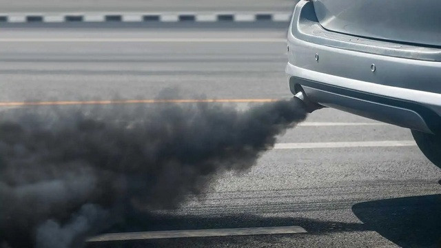emissioni-allo-scarico-di-un-auto-diesel