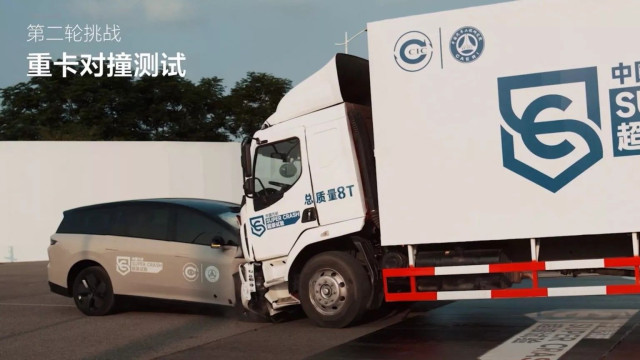 Краш-тест с електромобил и камион