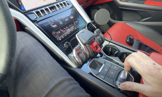 Lamborghini Urus смяна на акумулатор